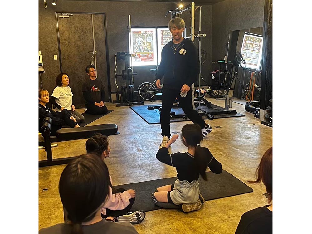 2024年3月10日　WBCにも出場した元プロ野球選手の秋吉選手が西新井大師店に来店！　会員の皆様とコラボイベントを開催しました。